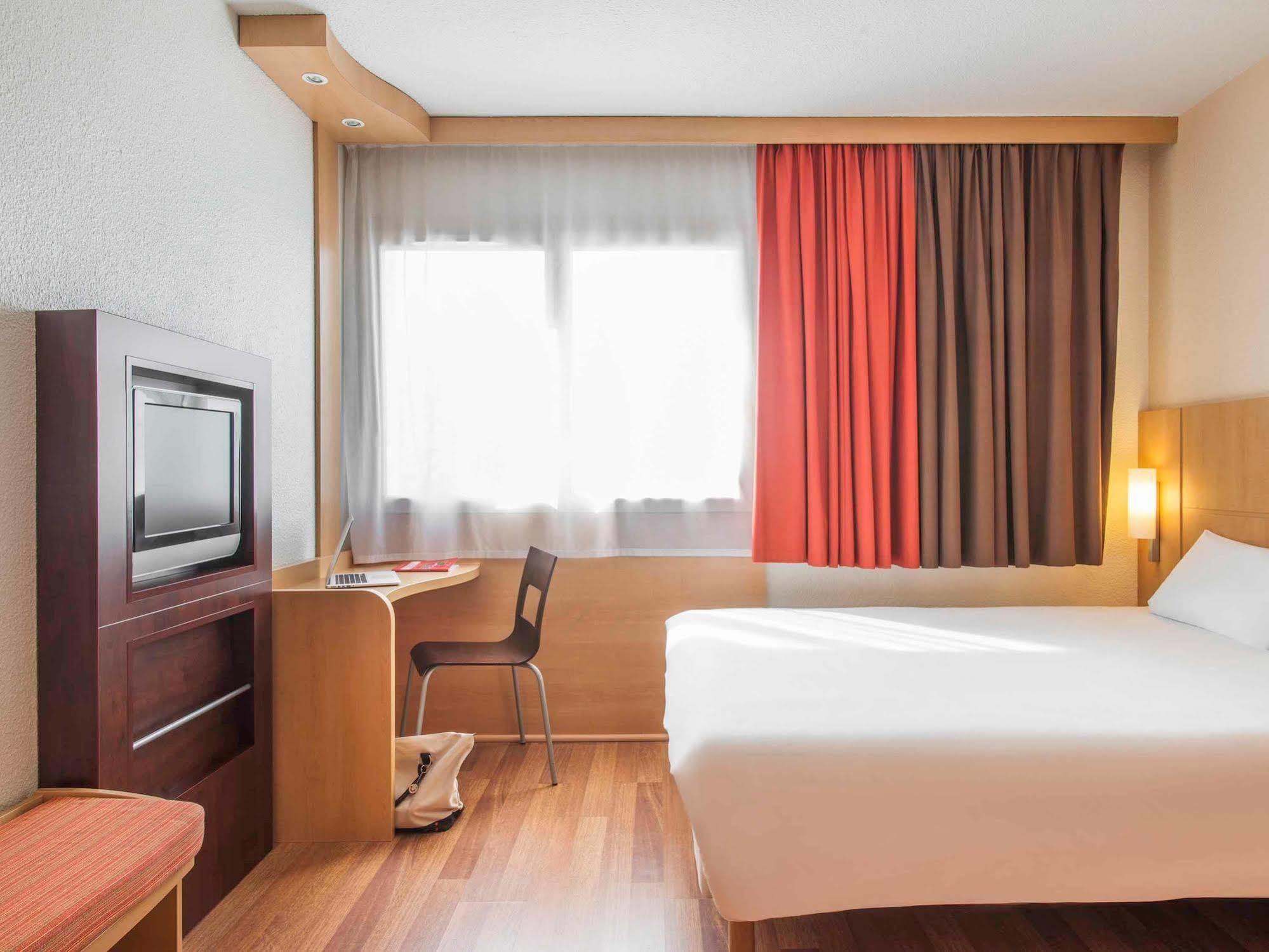 Ibis Cholet Hotel Exterior photo